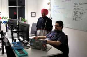 zwei Männer coden beim global game jam